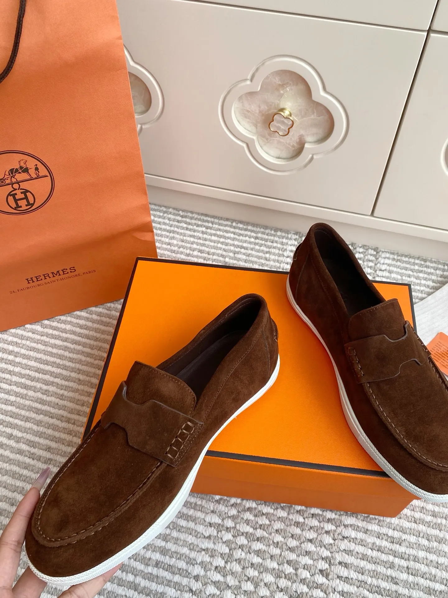 p560✨Hermes Couple Loafers｜Walking in the urban high-end, easily wearing Hermès temperament✨Who says luxury and comfort can’t have both?  This pair of H’s classic loafers really does it!  ▪️"Customized imported Yangjing fabric" is soft and delicate ▪️"Full sheepskin lining" + "soft-soled shoes" design. Your feet will be healed the moment you put them on~ It's like stepping on clouds☁️You won't feel tired after walking all day!  The iconic "H" buckle is low-key and luxurious. It is matched with a rubber outsole. It is lightweight and stylish. Whether you are commuting or shopping, you can easily achieve casual urban style🏙 Can be worn by couples. Full range of sizes, girls 35-41 | boys 39-45. Wear them together when going out. Sweet and high-end💑 Original mold opening. Details are in place. Those who understand will be attracted at a glance ️❤️ #Hermès loafers #coupleshoes #lightweight and versatile shoes
